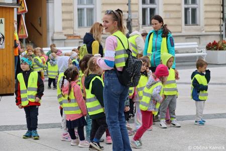 Otroci kamniških šol in vrtcev rajali na Glavnem trgu in se učili o trajnostni mobilnosti (93)